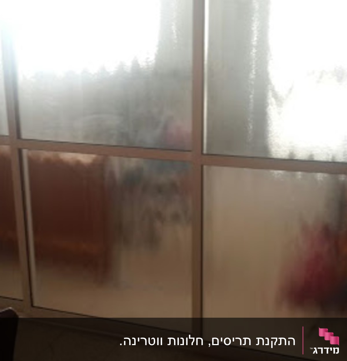 חלון זכוכית עם מסגרת אלומיניום